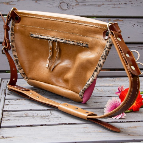 Duża skórzana nerka w kolorze różowym od LadyBuQ.