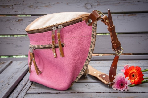 Duża skórzana nerka w kolorze różowym od LadyBuQ.