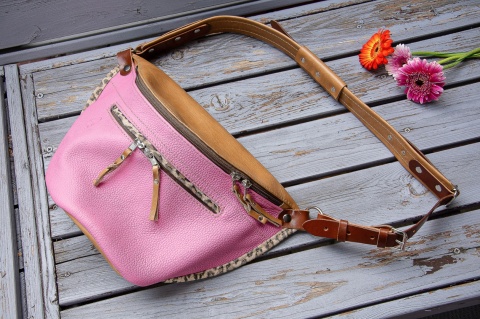 Duża skórzana nerka w kolorze różowym od LadyBuQ.