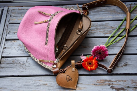 Duża skórzana nerka w kolorze różowym od LadyBuQ.