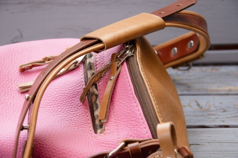 Duża skórzana nerka w kolorze różowym od LadyBuQ.