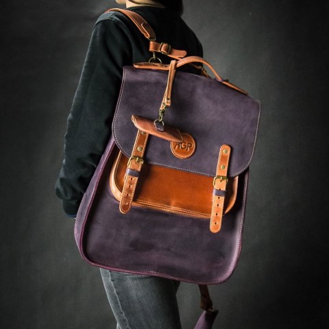 Duży skórzany plecak w kolorze śliwkowym oraz rudym