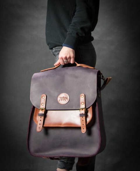 Duży skórzany plecak w kolorze śliwkowym oraz rudym
