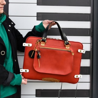 Pokrowiec na laptopa wykonany ręcznie z naturalnej skóry w zewnętrzną kieszenią na zamek od Ladybuq