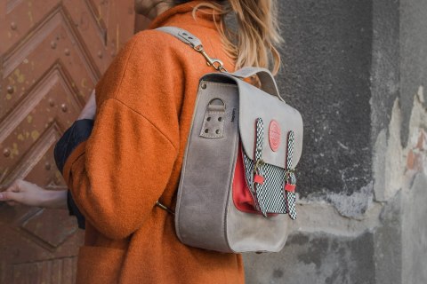 Skórzany plecak w kolorze szarym z wzorem szachownicy