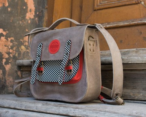 Skórzany plecak w kolorze szarym z wzorem szachownicy