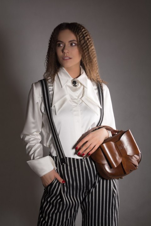 Torebka skórzana Kaya w kolorze vintage brąz z odpinaną kokardą Torebka skórzana Kaya w kolorze vintage brąz z odpinaną kokardą