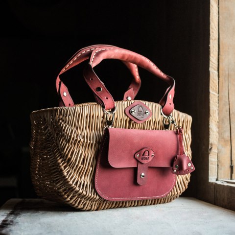 Wicker basket with leather color raspberry Wicker basket with leather color raspberry