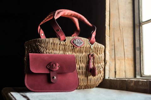 Wicker basket with leather color raspberry Wicker basket with leather color raspberry