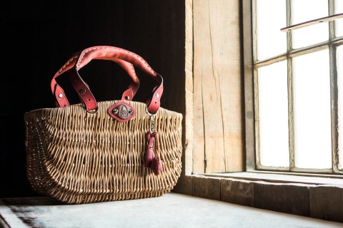 Wicker basket with leather color raspberry Wicker basket with leather color raspberry
