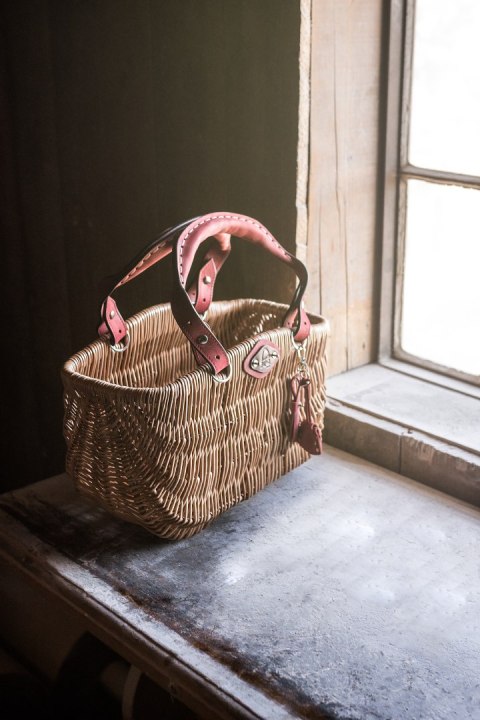 Wicker basket with leather color raspberry Wicker basket with leather color raspberry