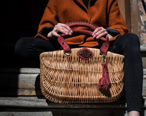 Wicker basket with leather color raspberry Wicker basket with leather color raspberry