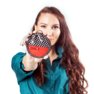 Skórzany mały okrągły portfelik z paskiem