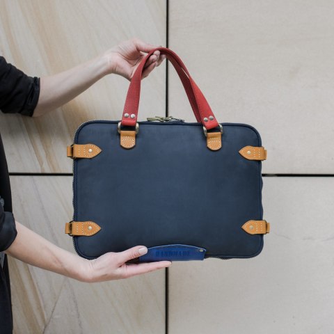 Pokrowiec na laptopa wykonany ręcznie z naturalnej skóry w zewnętrzną kieszenią na zamek od Ladybuq Pokrowiec na laptopa wykonany ręcznie z naturalnej skóry w zewnętrzną kieszenią na zamek od Ladybuq