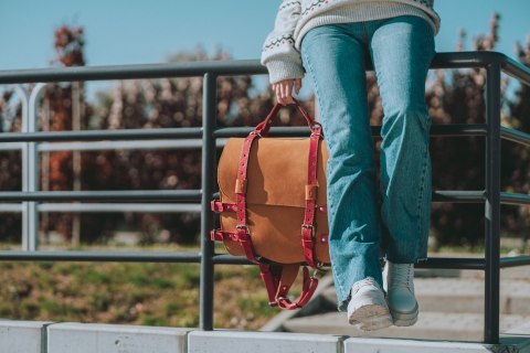 Skórzany plecak w Camelowym kolorze z pięknymi Czerwonymi akcentami od Ladybuq Art Skórzany plecak w Camelowym kolorze z pięknymi Czerwonymi akcentami od Ladybuq Art