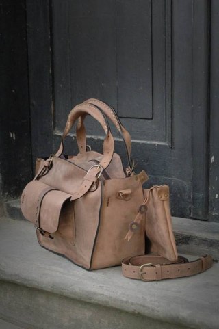 Kuferek ręcznie wykonany w stylu vintage z naturalnej skóry wysokiej jakości z kieszonką paskiem i kopertówką jasny brąz