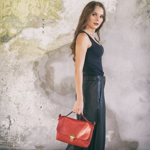 Mała skórzana torba na niezbędne przedmioty Ann w kolorze Czerwonym wykonana ręcznie przez Ladybuq Art Mała skórzana torba na niezbędne przedmioty Ann w kolorze Czerwonym wykonana ręcznie przez Ladybuq Art