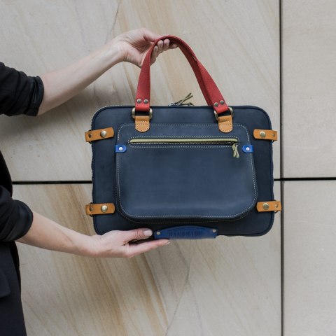 Pokrowiec na laptopa wykonany ręcznie z naturalnej skóry w zewnętrzną kieszenią na zamek od Ladybuq