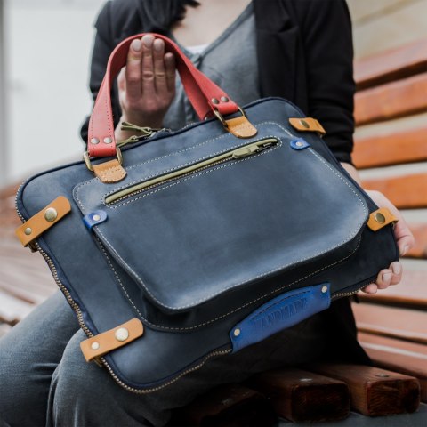 Pokrowiec na laptopa wykonany ręcznie z naturalnej skóry w zewnętrzną kieszenią na zamek od Ladybuq