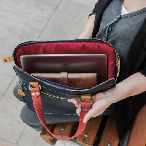 Pokrowiec na laptopa wykonany ręcznie z naturalnej skóry w zewnętrzną kieszenią na zamek od Ladybuq