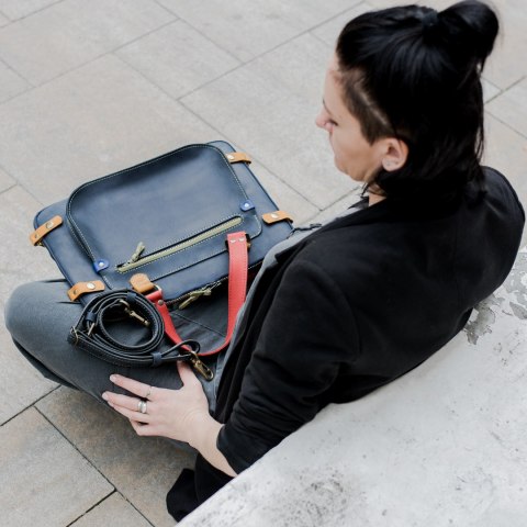 Pokrowiec na laptopa wykonany ręcznie z naturalnej skóry w zewnętrzną kieszenią na zamek od Ladybuq