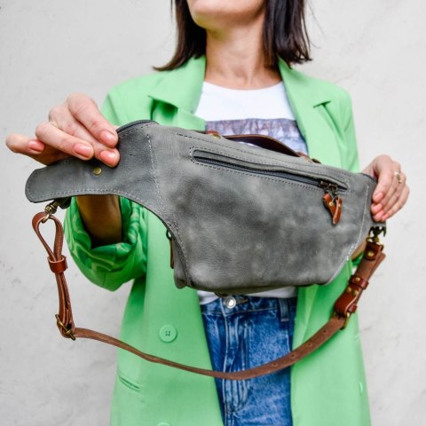 Duża nerka ręcznie wykonana z naturalnej skóry w kolorze szarym od LadyBuq Art