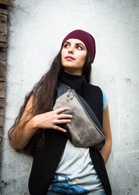 Nerka w czarno - szarej wersji kolorystycznej z ręcznie szytymi elementami od Ladybuq Art Nerka w czarno - szarej wersji kolorystycznej z ręcznie szytymi elementami od Ladybuq Art