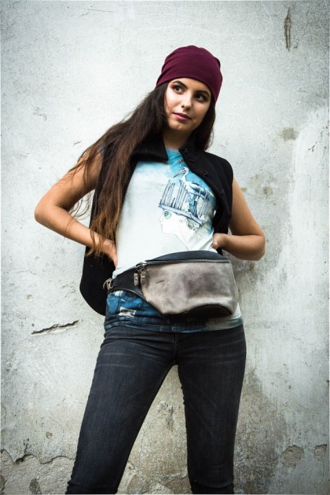 Nerka w czarno - szarej wersji kolorystycznej z ręcznie szytymi elementami od Ladybuq Art Nerka w czarno - szarej wersji kolorystycznej z ręcznie szytymi elementami od Ladybuq Art
