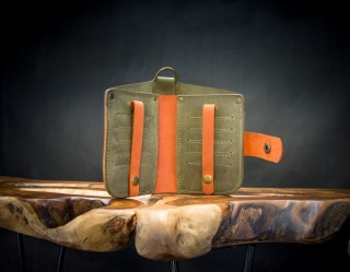 Ręcznie wykonany portfel skórzany od Ladybuq w kolorach Khaki i Pomarańcz