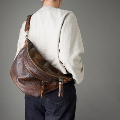 Duża skórzana nerka w kolorze ciemno brązowym od LadyBuQ