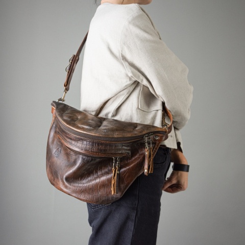 Duża skórzana nerka w kolorze ciemno brązowym od LadyBuQ