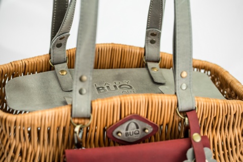 Kosz wiklinowy z saszetką i klapką